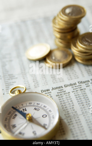 Close-up di bussola e pile di Unione europea delle monete in euro Foto Stock