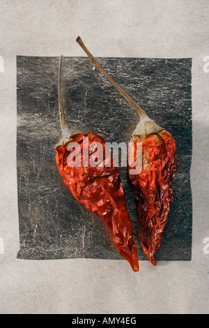 Close-up di due secchi peperoncino piccante Foto Stock