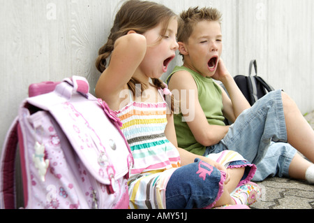 Un ragazzo e una ragazza sbadigli Foto Stock