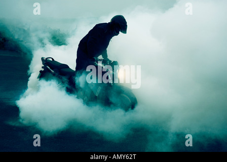 Motore stunt bike rider nella nube di fumo di pneumatici Foto Stock