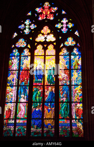 Le finestre di vetro macchiate in San Vito la cattedrale del Castello di Praga, Praga, Repubblica ceca, l'Europa. Foto Stock
