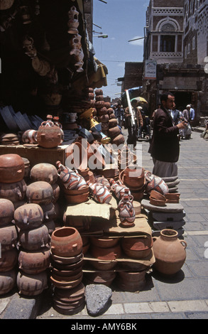 Vecchio negozio di pentola di cucina nel mercato di Sana'a, il Souq al Milh, Yemen Foto Stock