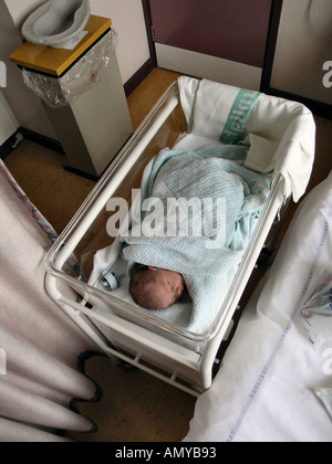 Bambino in un ospedale presepe Foto Stock