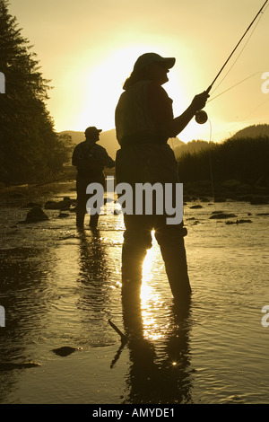 Paio di Pesca a mosca di piccole Crk vicino al porto Pt Sitka AK SE Estate retroilluminato Silhouette Foto Stock