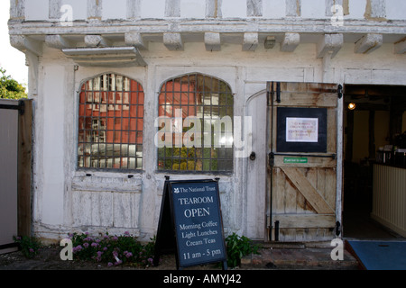 Una rara superstite medievale originale negozio di fronte alla Guildhall Lavenham Suffolk East Anglia UK Foto Stock