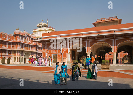 Indian visitatori presso il Maharaja City Palace di Jaipur India Rajasthan Foto Stock