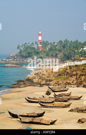 Fishingboats sulla spiaggia a sud di Kovalam lighthouse in Kovalam Kerala India Foto Stock