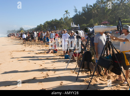 Fotografare la grande concorso di surf lungo la spiaggia della sabbia dietro le telecamere a Banzai Pipeline sulla North Shore Oahu Hawaii Foto Stock