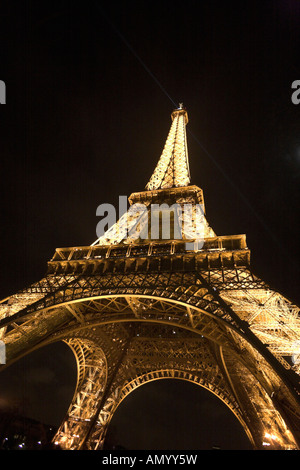 La torre Eiffel di notte Foto Stock