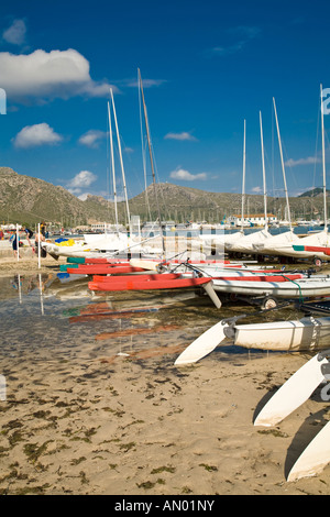 Catamarani sulla spiaggia di Port de Pollenca Maiorca Isole Baleari Spagna Foto Stock