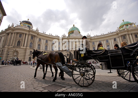 Cavallo e buggy gita turistica nella parte anteriore del Palazzo di Hofburg,Vienna, Austria, Europa Foto Stock