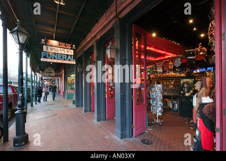 Negozi vicino al mercato francese su Decatur Street, Quartiere Francese, New Orleans, Lousiana, STATI UNITI D'AMERICA Foto Stock