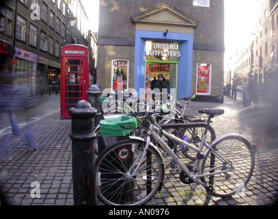 Biciclette su Neal Street vicino al Covent Garden di Londra; persone di passaggio in motion blur Foto Stock