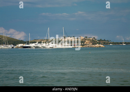 Ospitava imbarcazioni al Port de Pollenca Maiorca Isole Baleari Spagna Foto Stock