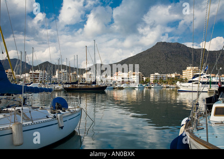 Yacht e Barche nutrite in Port de Pollenca Maiorca Isole Baleari Spagna Foto Stock