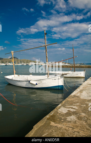 Piccole derive ormeggiate nella baia di Port de Pollenca Maiorca Isole Baleari Spagna Foto Stock