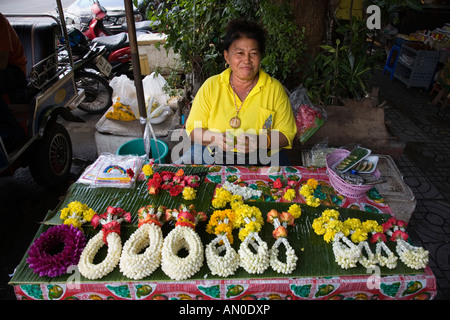 Ghirlanda di fiori venditore al di fuori di Wat Pho (il Tempio del Buddha Reclinato) ufficialmente chiamato Wat Phra Chetuphon. Bangkok, Tailandia. Foto Stock