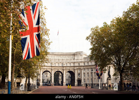 Regno Unito Londra The Mall con Unione Jack bandiere Admiralty Arch costruito nel 1910 l'architetto sir Aston Webb Foto Stock