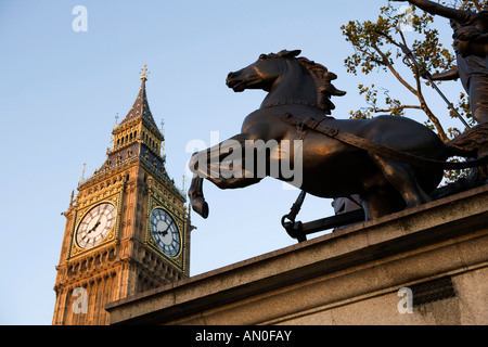 UK London Westminster Bridge Boadicea scultura di Thomas Thornycroft e Big Ben St Stephens Clock Tower Foto Stock