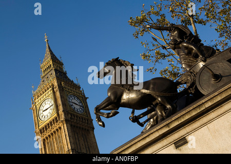 UK London Westminster Bridge Boadicea scultura di Thomas Thornycroft e Big Ben St Stephens Clock Tower Foto Stock