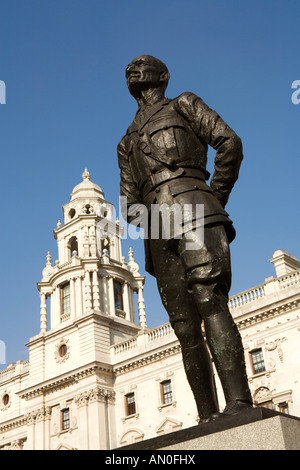 Regno Unito Londra Whitehall Piazza del Parlamento Jan granello di fuliggine statua e Edificio del Tesoro Foto Stock