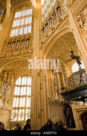 UK London Westminster Abbey sud cappella absidale pareti decorate da statue di santi nella cappella dedicata alla Vergine Foto Stock