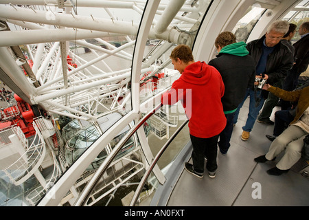 UK London South Bank BA London Eye passeggeri in capsula ascendente alla partenza del volo Foto Stock