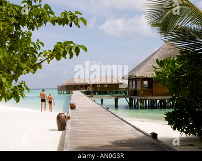 Maldive Atollo del Nord di Male Meeru Island Resort giovane sulla spiaggia a Jacuzzi Ville sull'acqua Foto Stock