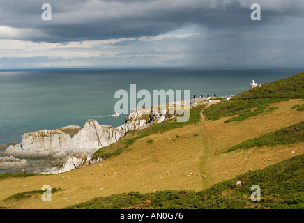 Vista est sulla North Devon Coast a Bull Point lighthouse con pioggia che cade al di sopra del canale di Bristol al di là di Inghilterra Foto Stock