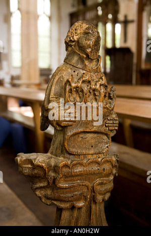 Regno Unito Suffolk Blythburgh Villaggio Chiesa di Tutti i Santi di angelico pew fine figura deturpata da puritans holding royal crown Foto Stock