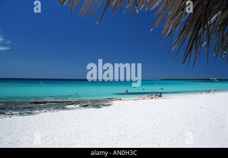 La bellissima spiaggia tropicale a Playa Pesquero vicino Guadarlavaca Holguín Cuba Foto Stock