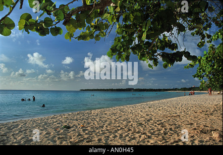 La bellissima spiaggia tropicale a Playa Pesquero vicino Guadarlavaca Holguín Cuba Foto Stock