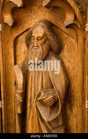 Regno Unito Suffolk Blythburgh villaggio chiesa della Santa Trinità Stallo corale davanti San Bartolomeo holding scuoiamento coltello Foto Stock