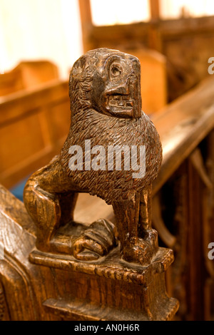 Regno Unito Suffolk Blythburgh villaggio chiesa della Santa Trinità di legno scolpito a guardia di lion pew fine Foto Stock