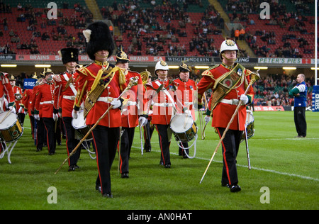 Militari di brass band sfilando intorno al Millennium Stadium prima di una partita di rugby Foto Stock