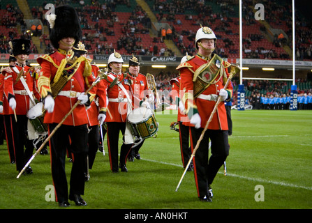 Militari di brass band sfilando intorno al Millennium Stadium prima di una partita di rugby Foto Stock