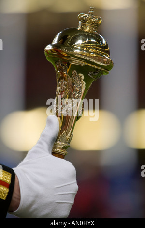 Chiudere fino a la Mazza di un militare di brass band sfilando intorno al Millennium Stadium prima di una partita di rugby Foto Stock