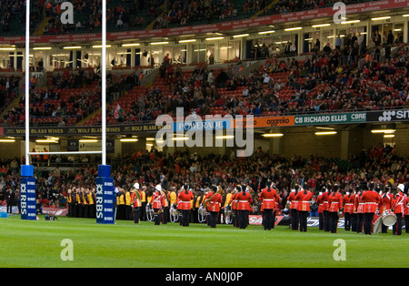 Militari di brass band sfilando intorno al Millennium Stadium prima di una partita di rugby Foto Stock