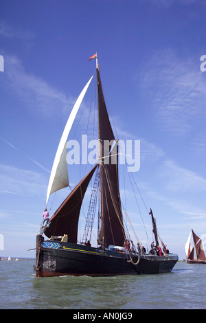 Swale Smack e Inclus corrispondono thames chiatte e vela tradizionale puzza thames Barge il centauro Foto Stock