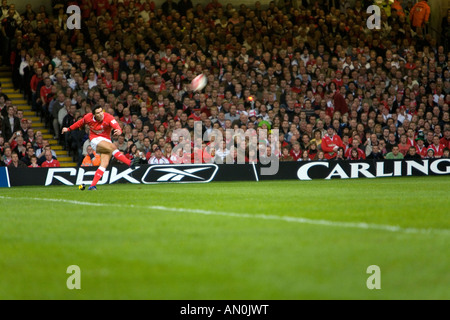 James Hook dare calci a obiettivo durante il Galles Inghilterra corrispondono al Millennium Stadium il 17 marzo 2007 Foto Stock