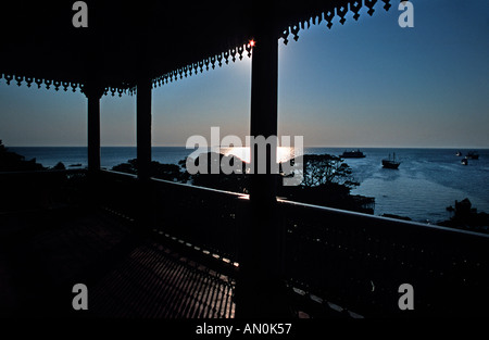 Vista da una terrazza stagliano nella casa di meraviglia guardando fuori tutta Stone Town harbour Zanzibar Tanzania Africa orientale Foto Stock