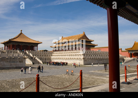 Cina Pechino Dongcheng Forbidden City Hall di mezzo l'armonia e la sala di preservare l armonia visto da vicino la veranda Foto Stock