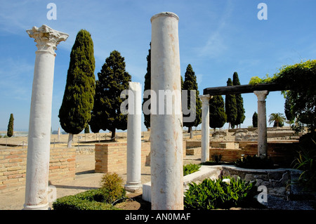 Rinnovato patio vicino casa degli uccelli, un vecchio rudere nella città antica di Italica, nella moderna Santiponce, Siviglia, Spagna. Foto Stock