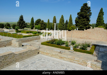 Rinnovato patio vicino casa degli uccelli, un vecchio rudere nella città antica di Italica, nella moderna Santiponce, Siviglia, Spagna Foto Stock