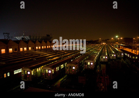 7 linea ferroviaria deposito di manutenzione di notte a New York Stati Uniti USA 2005 Foto Stock