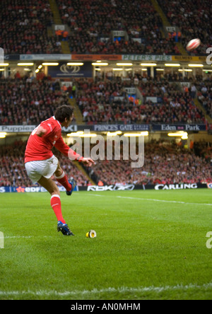 James Hook dare calci a obiettivo durante il Galles Inghilterra corrispondono al Millennium Stadium il 17 marzo 2007 Foto Stock