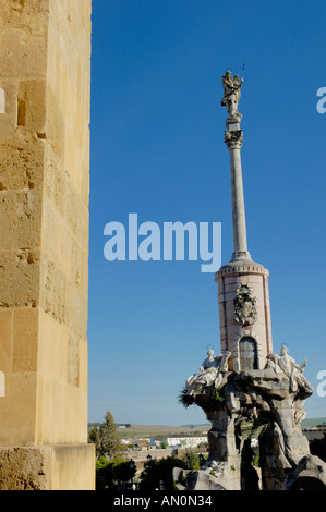 Statua di San Rafael il santo patrono di Cordoba, Andalusia, Spagna. Foto Stock