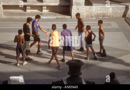 Un gruppo di giovani adolescenti giocando con la palla sul Paseo Jose Marti, Havana, Cuba. Foto Stock