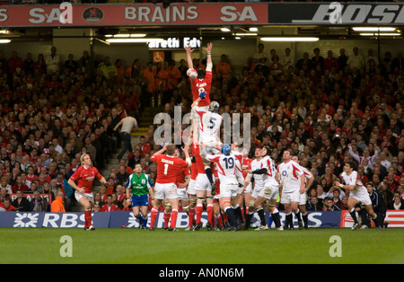 Galles munita mancanti in un lineout durante il Galles Inghilterra corrispondono al Millennium Stadium il 17 marzo 2007 Foto Stock