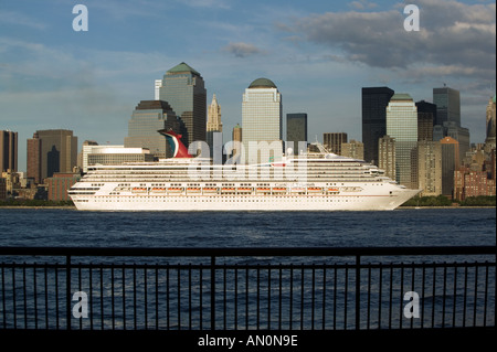 La nave di crociera passa la skyline di Manhattan lungo il Fiume Husdon come esso si discosta da New York City STATI UNITI D'AMERICA LUGLIO 2005 Foto Stock